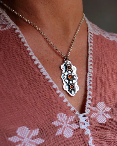 El ciclo de las estaciones, collar equinoccio de otoño en plata y ámbar