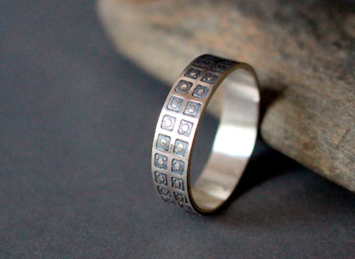 El cielo y la tierra, anillo círculos y cuadrados en plata