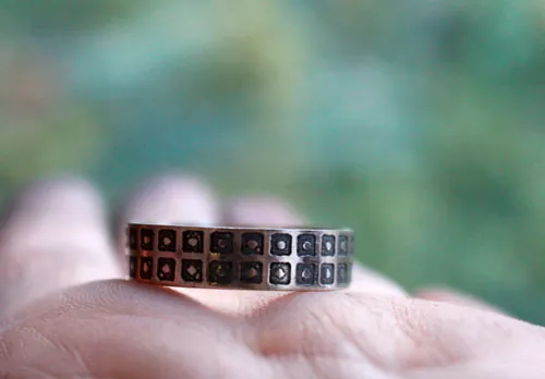El cielo y la tierra, anillo círculos y cuadrados en plata