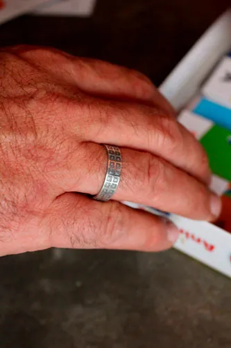 El cielo y la tierra, anillo círculos y cuadrados en plata