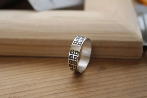 El cielo y la tierra, anillo círculos y cuadrados en plata