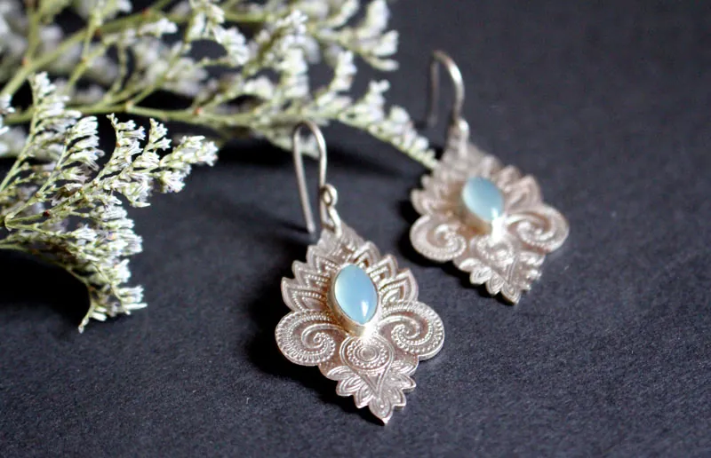 El color del agua, aretes de aguas orientales en plata y calcedonia