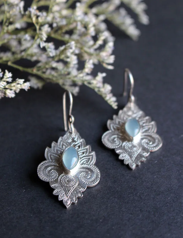 El color del agua, aretes de aguas orientales en plata y calcedonia