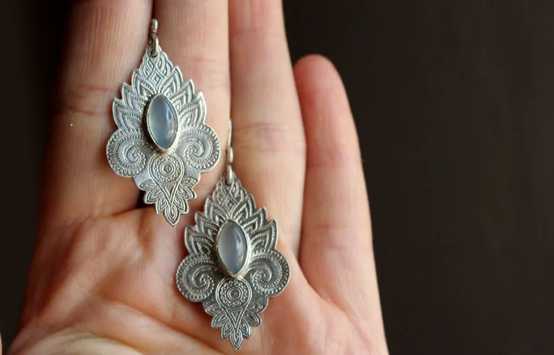 El color del agua, aretes de aguas orientales en plata y calcedonia