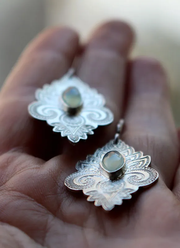 El color del agua, aretes de aguas orientales en plata y calcedonia