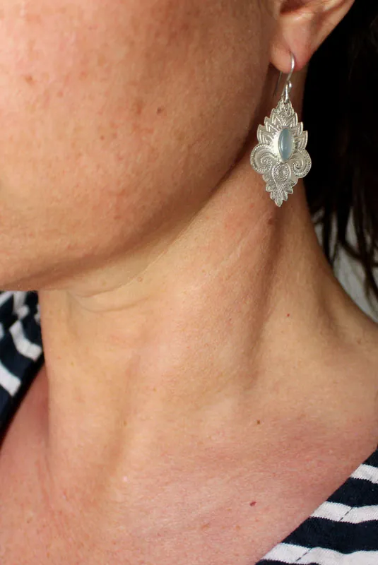 El color del agua, aretes de aguas orientales en plata y calcedonia