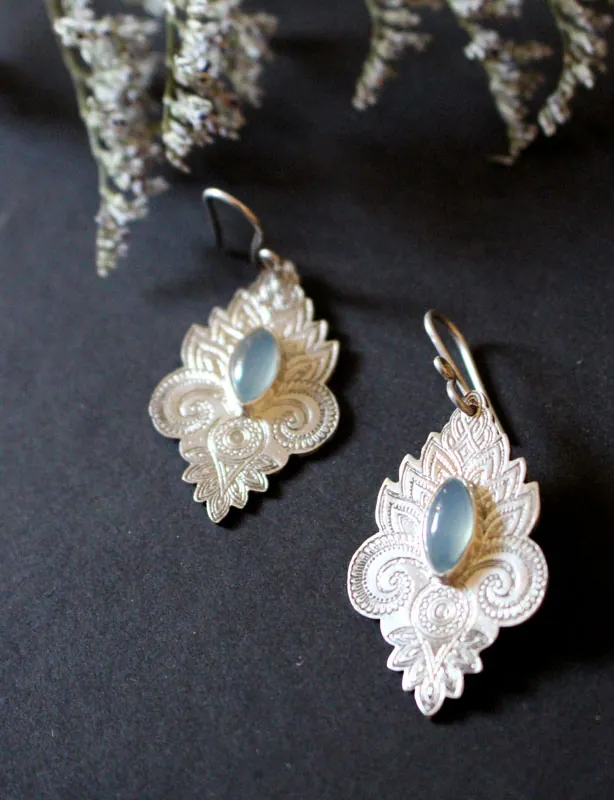 El color del agua, aretes de aguas orientales en plata y calcedonia