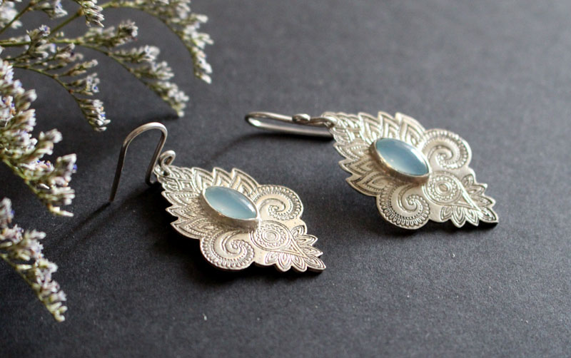 El color del agua, aretes de aguas orientales en plata y calcedonia