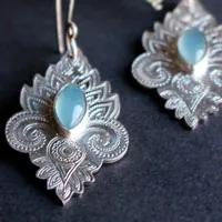 El color del agua, aretes de aguas orientales en plata y calcedonia