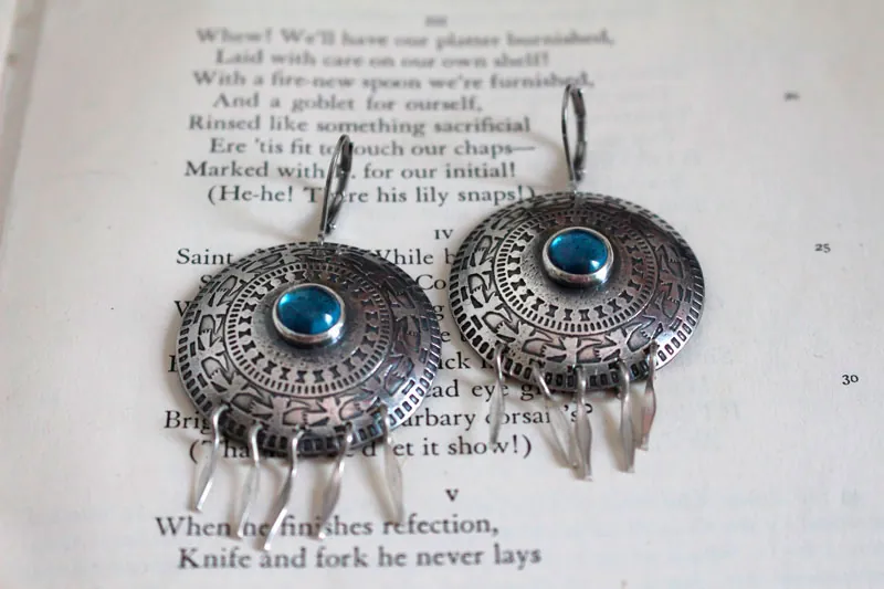 El cóndor pasa, aretes de ave de los Andes en plata y zircón azul