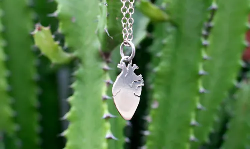 El corazón de Frida, collar anatomía de una artista en plata
