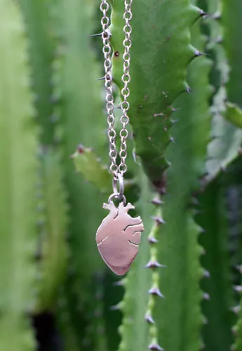 El corazón de Frida, collar anatomía de una artista en plata