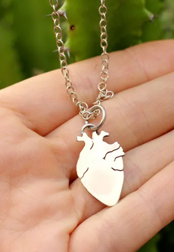 El corazón de Frida, collar anatomía de una artista en plata