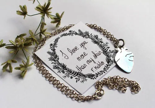 El corazón de Frida, collar anatomía de una artista en plata