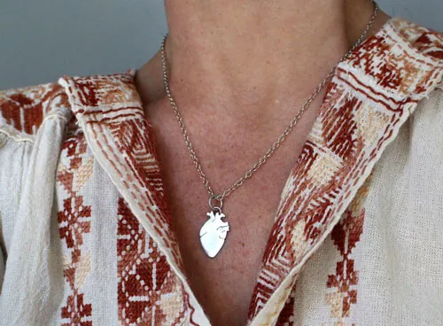El corazón de Frida, collar anatomía de una artista en plata