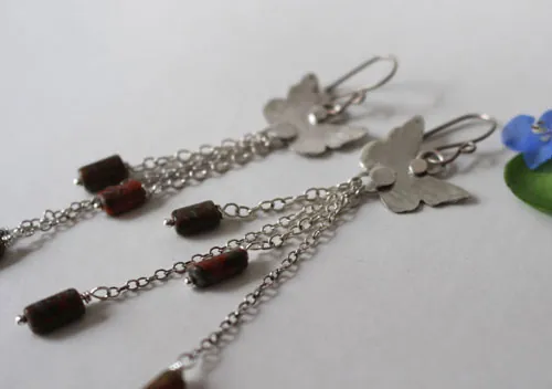 El efecto mariposa, aretes ciencia e interacción en plata y unakita