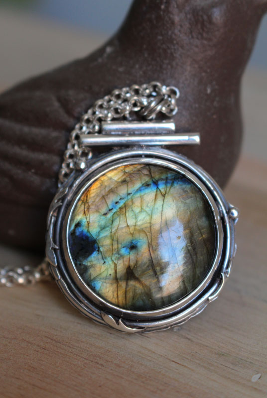 El estanque del claro, collar agua del bosque en plata y labradorita