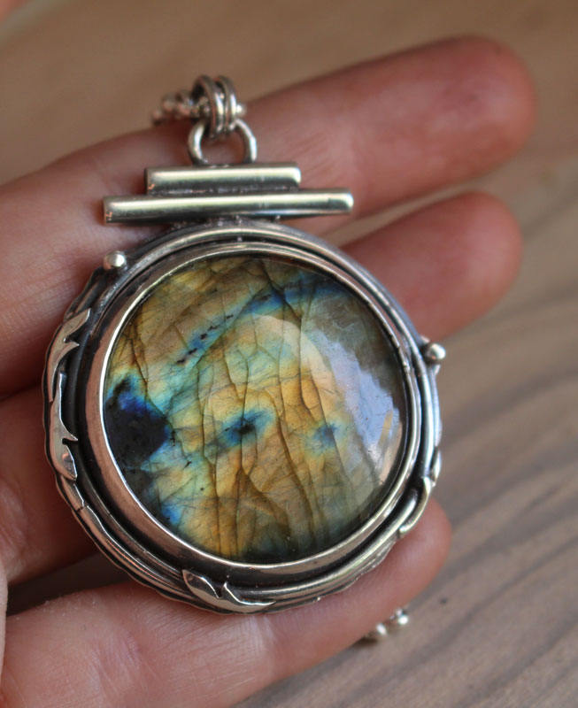 El estanque del claro, collar agua del bosque en plata y labradorita