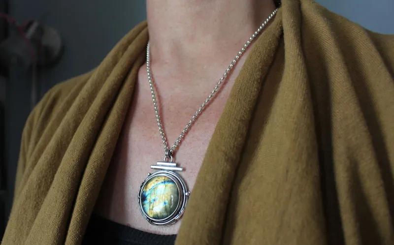 El estanque del claro, collar agua del bosque en plata y labradorita