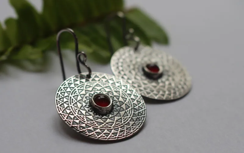 El fuego, aretes mandala ardiente en plata y cornalina