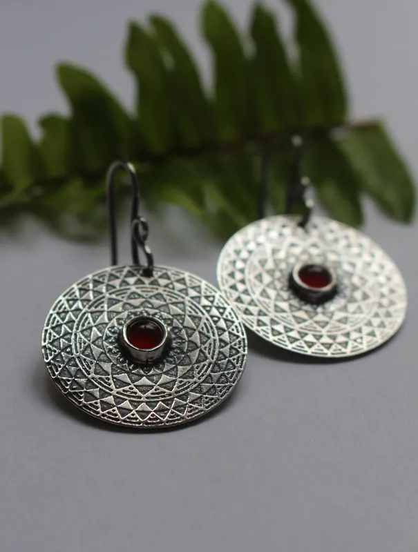 El fuego, aretes mandala ardiente en plata y cornalina