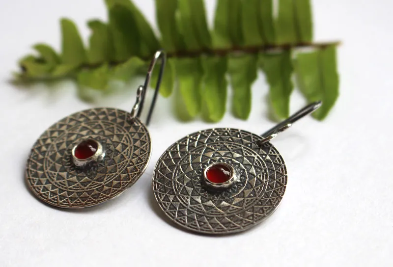 El fuego, aretes mandala ardiente en plata y cornalina