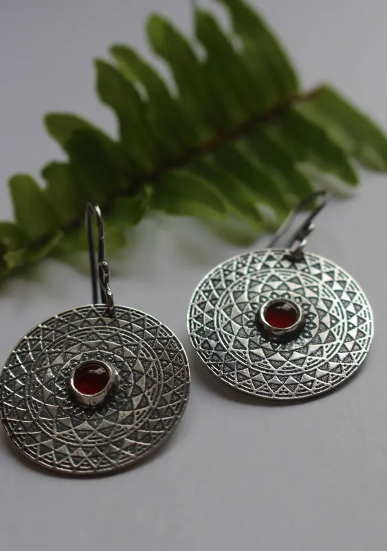 El fuego, aretes mandala ardiente en plata y cornalina