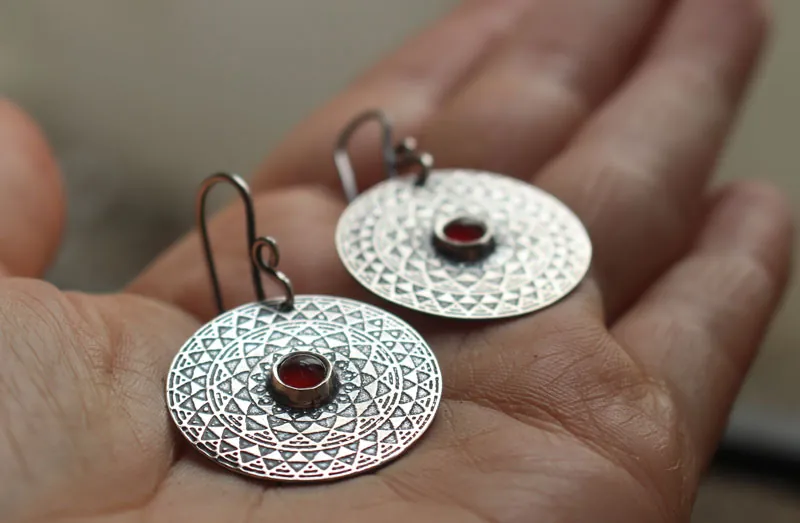 El fuego, aretes mandala ardiente en plata y cornalina