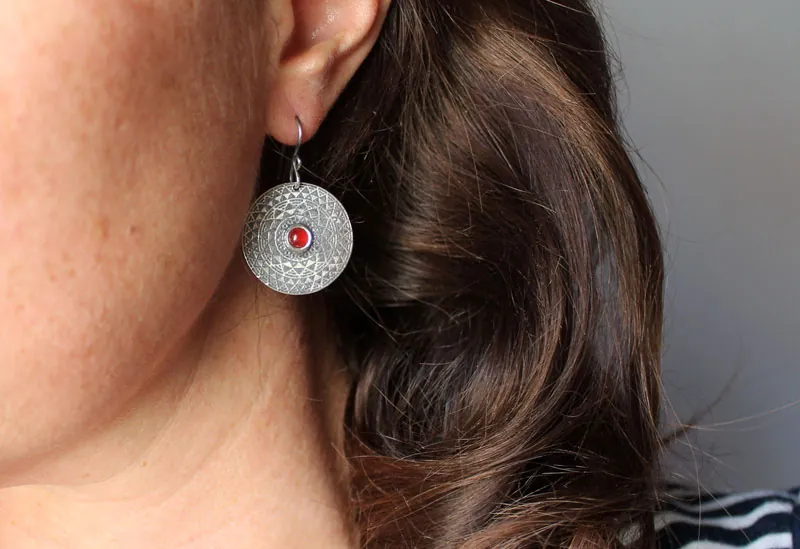 El fuego, aretes mandala ardiente en plata y cornalina