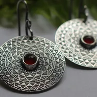 El fuego, aretes mandala ardiente en plata y cornalina