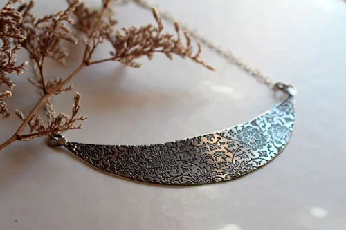 El jardín en la luna, collar pectoral floral en plata