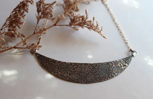 El jardín en la luna, collar pectoral floral en plata
