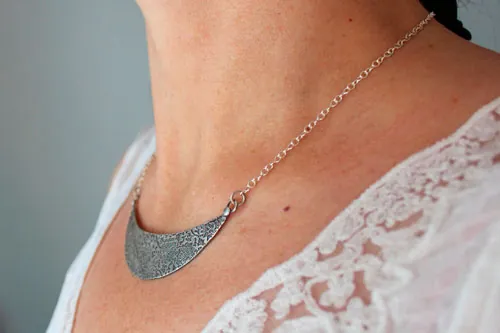 El jardín en la luna, collar pectoral floral en plata