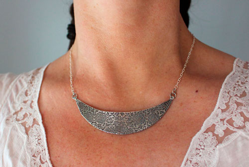 El jardín en la luna, collar pectoral floral en plata