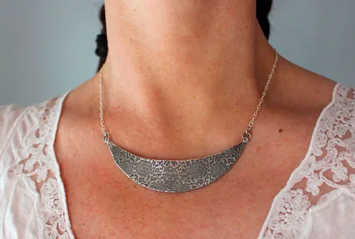 El jardín en la luna, collar pectoral floral en plata