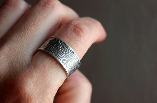 El mar, anillo olas japonesas en plata