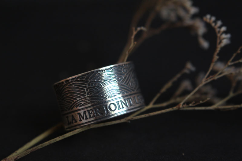 El mar une las regiones que separa, anillo con cita en plata