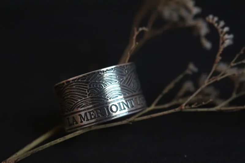 El mar une las regiones que separa, anillo con cita en plata