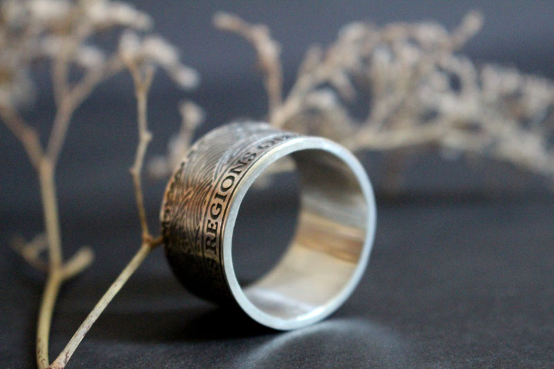 El mar une las regiones que separa, anillo con cita en plata