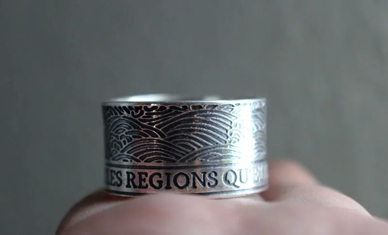 El mar une las regiones que separa, anillo con cita en plata