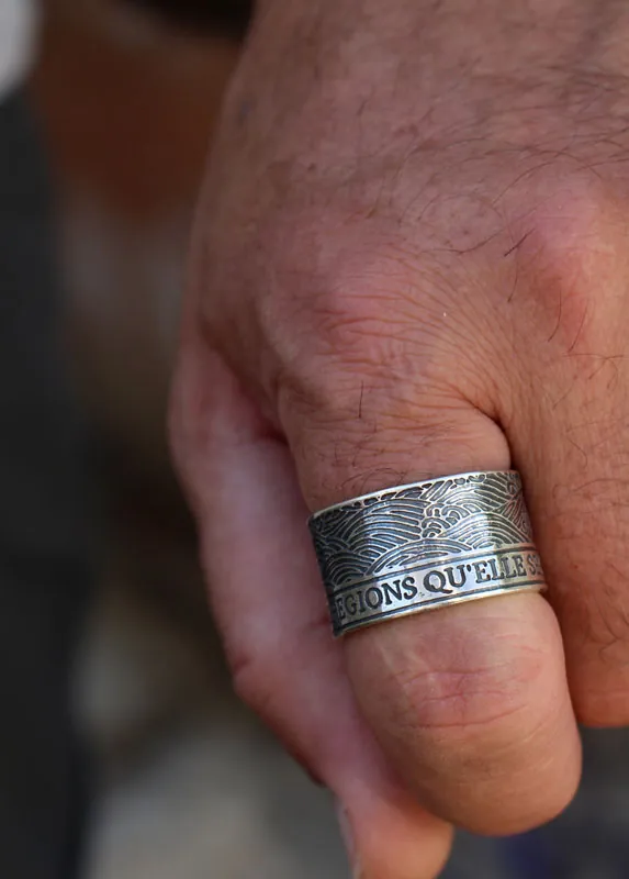 El mar une las regiones que separa, anillo con cita en plata