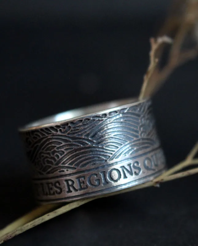 El mar une las regiones que separa, anillo con cita en plata