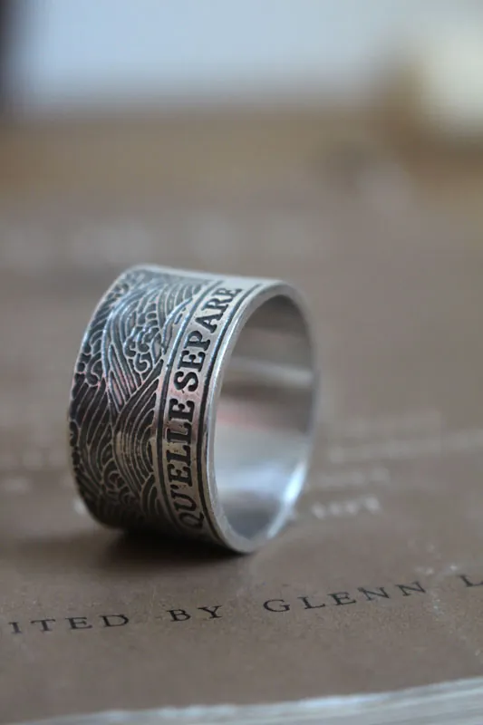 El mar une las regiones que separa, anillo con cita en plata