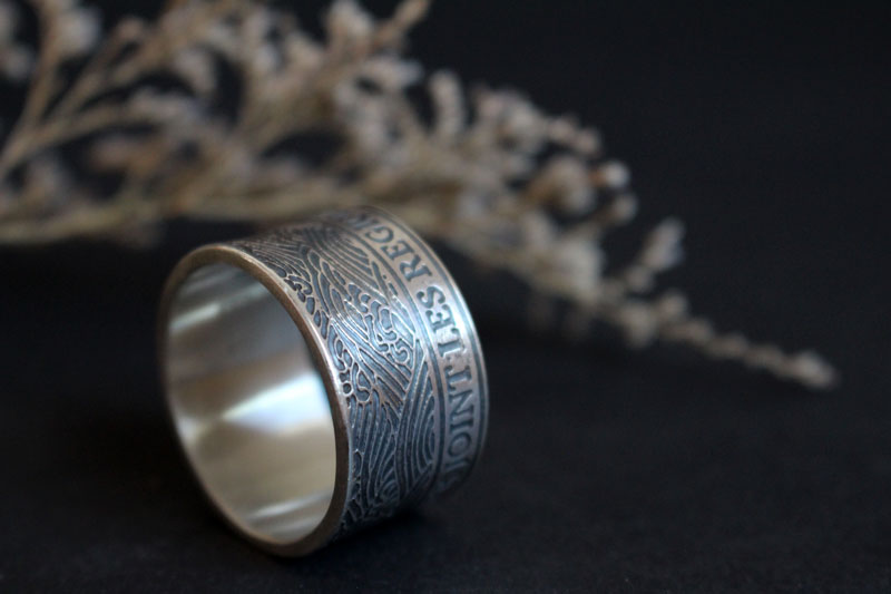 El mar une las regiones que separa, anillo con cita en plata