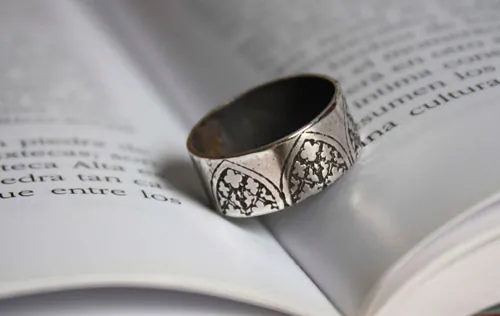 El nombre de la rosa, anillo ojival gótico en plata