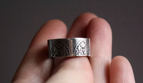 El nombre de la rosa, anillo ojival gótico en plata