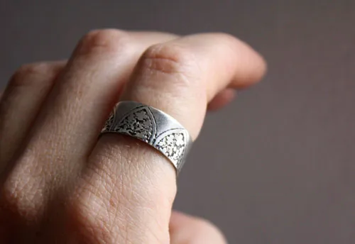 El nombre de la rosa, anillo ojival gótico en plata