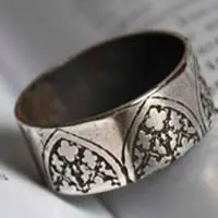 El nombre de la rosa, anillo ojival gótico en plata