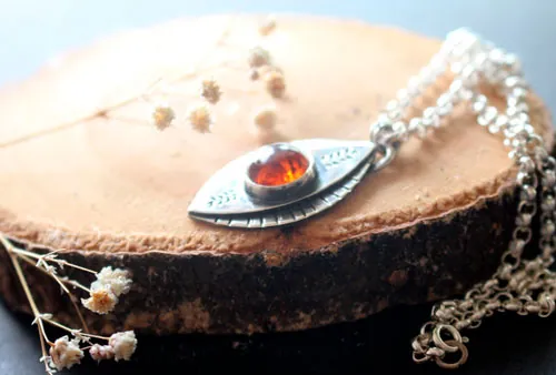 El ojo de la naturaleza, collar otoño feérico en plata y ámbar
