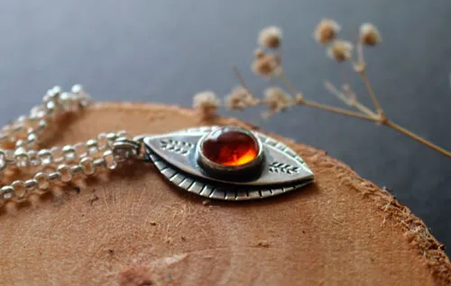 El ojo de la naturaleza, collar otoño feérico en plata y ámbar